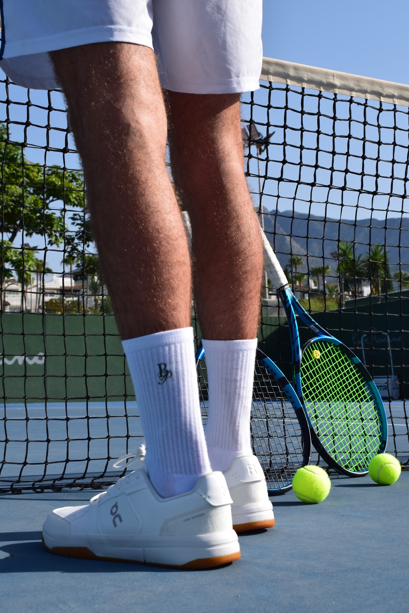 Detalle de los calcetines Break Point junto a la red