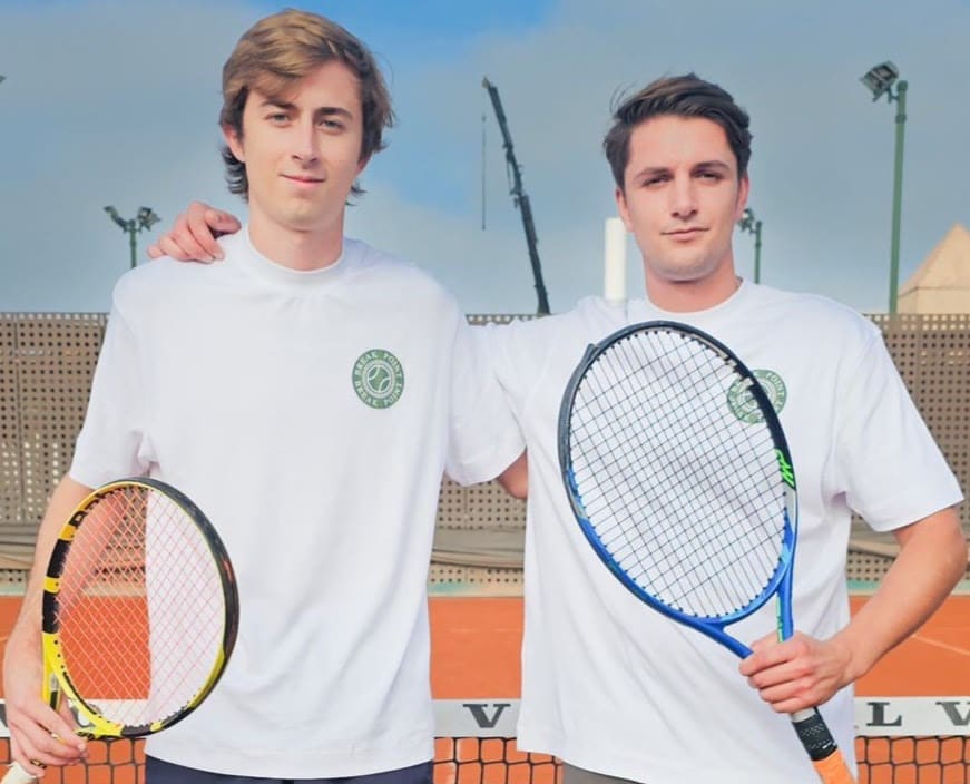 Dos jugadores de Break Point en tierra batida