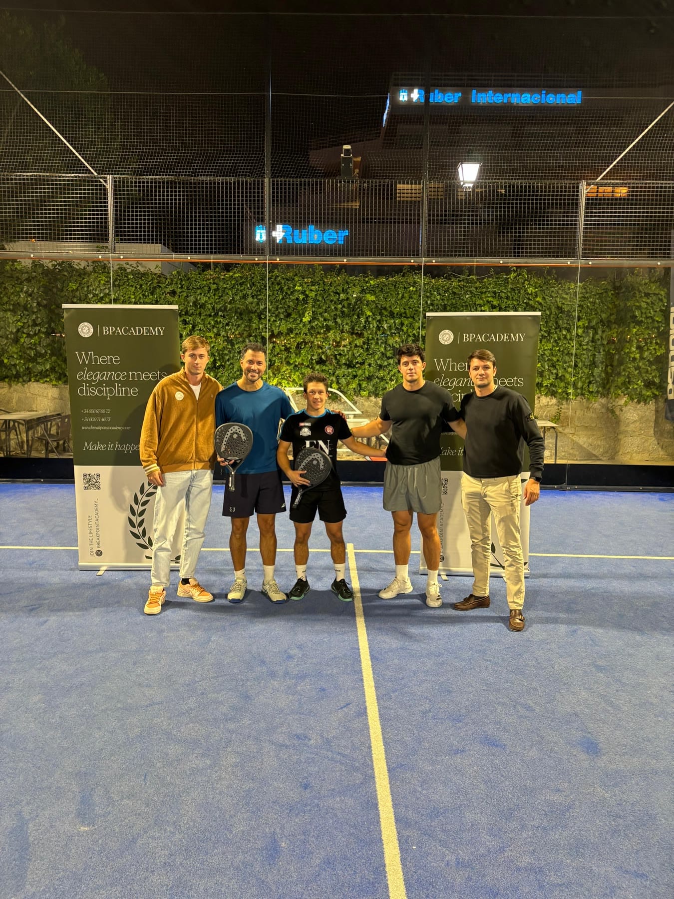 Foto de grupo de un torneo Break Point con los banners de la academia