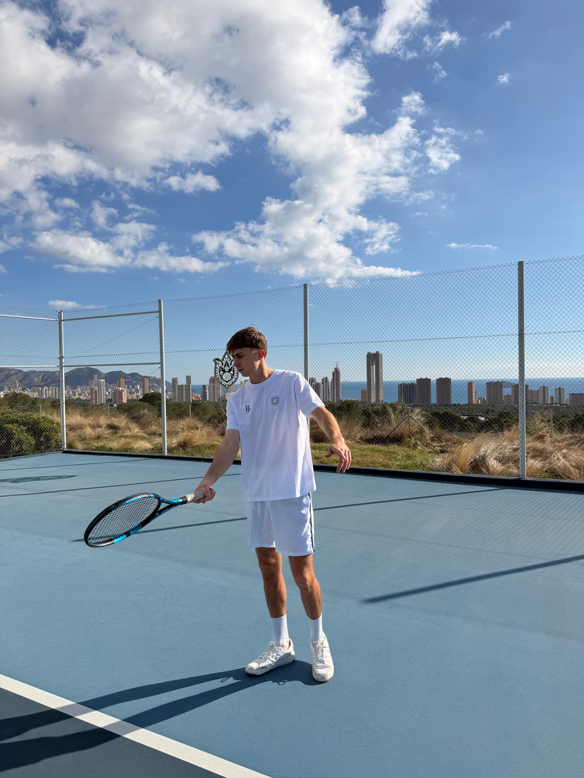 Dani entrenando en una pista con el skyline de Benidorm al fondo